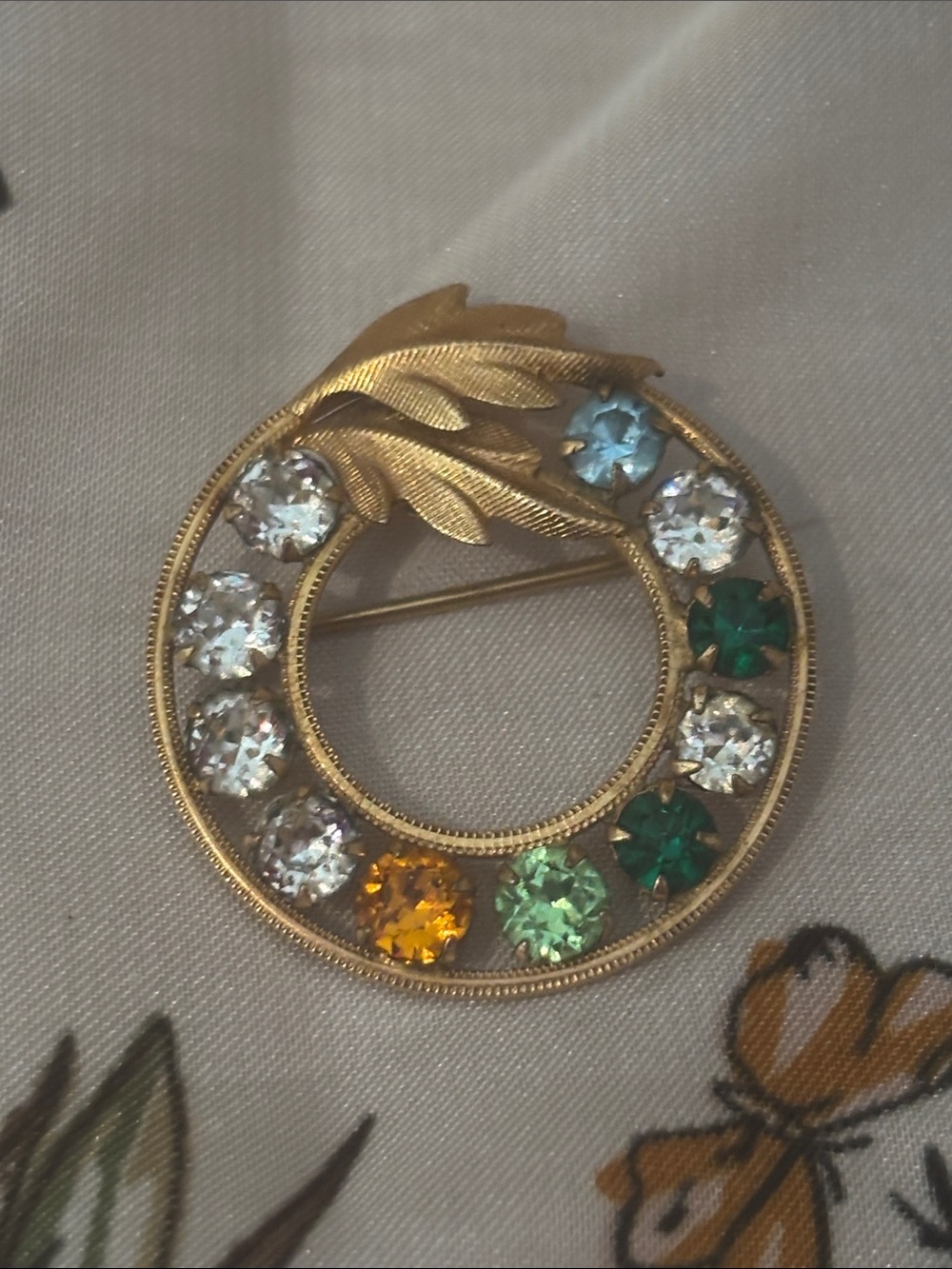 Vintage estate 14k filled Australian crystal rhinestone mother wreath brooch - Picture 2 of 6